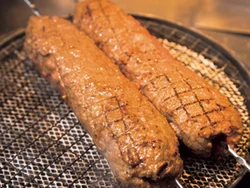 金串に刺して焼くことで、金串からの熱も肉の中に伝わり、生焼けを防げる。金串はバーベキュー用のものなどが１００円ショップなどで購入可能。
