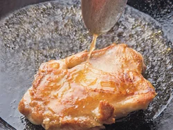 とり肉は焼くときはふたをせず、オリーブ油やとり肉から出てきた脂をかけながら焼くとパリッパリになる。