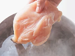 とりむね肉は火を入れ過ぎるとパサついたり、かたくなったりするので、余熱でじんわり火を通していく。