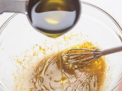 ドレッシングを作るときは、油以外の材料を混ぜ合わせてから油を少量ずつ加えると塩の粒がよく溶け、乳化しやすい。