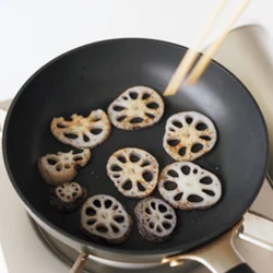 れんこんは両面をこんがり焼きつけるとうまみが引き立つ。