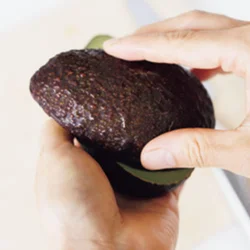 アボカドは、切り目を入 れてから左右を逆方向に 回すときれいに割れる。