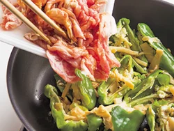 ピーマンの種やへたも除かずに並べ、メンマ、肉と一緒に加熱する。