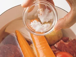 肉と野菜からうまみが出るので、調味は塩だけで充分おいしくなる。