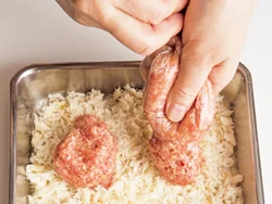 肉だねをポリ袋からパン粉の上に絞り出して、あとはパン粉でおおうだけ。