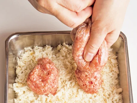 肉だねをポリ袋からパン粉の上に絞り出して、あとはパン粉でおおうだけ。