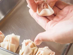 軽くつまんで閉じるだけで、充分くっつく！形を整える必要もない。