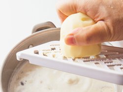 すりおろしじゃがいもの鮭チャウダー By荻野恭子さんの料理レシピ プロのレシピならレタスクラブ すりおろしじゃがいもの鮭チャウダー By荻野恭子さんの料理レシピ プロのレシピならレタスクラブ