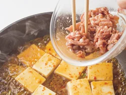肉に片栗粉をまぶしてとろみづけ。煮汁全体に溶けるからだまにならない。