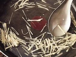 あんにしょうがを加えて風味よく。やさしい味の素材には、皮をむいたしょうがを合わせて素材の味を引き立てて。