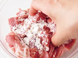 肉に粉をまぶすことで、味がからみやすく、またかたくなりにくくなる。