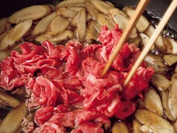牛肉はかたくなりやすいので、ごぼうがやわらかくなってから加える。