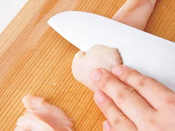 とり肉は小さめに切って味なじみをよくし、アレンジしやすくする。