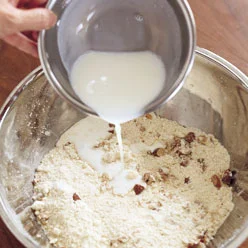 牛乳だけでなく、プレーンヨーグルトも加えることで生地がしっとりし、風味もよくなる。