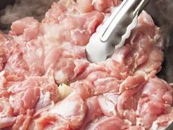 とり肉はトングなどでぎゅうぎゅう押しつけながら、まんべんなくこんがりと焼き色がつくようにする。