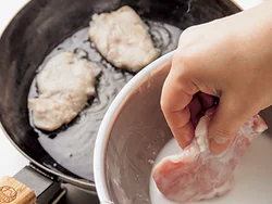 豚肉は水溶き片栗粉をさっとくぐらせてから揚げると、あとからかけるたれがよくからむ。