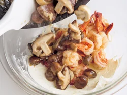 えびやきのこは炒めたあとすぐ、熱いうちにソースに加えると、ソースの味がなじみやすい。