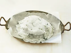 牛肉はかたまりのまま塩で包む。ローズマリーの葉とドライハーブの効果で、包んでいるときもよい香り。