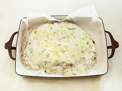 レモンの皮の部分をすりおろして塩に混ぜ、全体を包む。残りのレモンは食べるときに搾って。