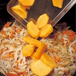 れんこんやごぼうなど根菜を炒めたあと、柿を加えてさっと炒め合わせるのがおいしく仕上げるコツ。