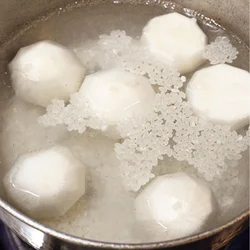 かぶを下ゆでする際、米と一緒にゆでるとアクが抜け、甘みが増す。このひと手間でよりおいしくなる。