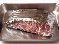 牛肉を昆布ではさみ、ラップに包んだら、一晩おいて味をしめる