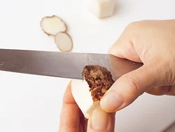 里いもは上下の切り口が六角形になるように、皮をむいていく