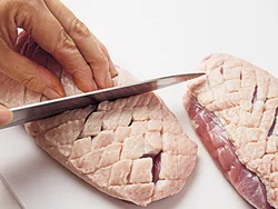 鴨肉は皮目に格子状に切り目を入れて、火を通りやすく。