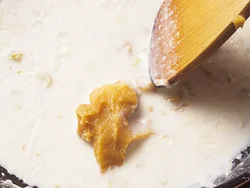 バターでねぎを炒めて、小麦粉、牛乳、白みそを加えて極上ソースに。