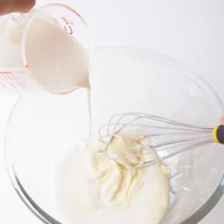 溶かしたホワイトチョコに生クリームを加え、泡立てて。