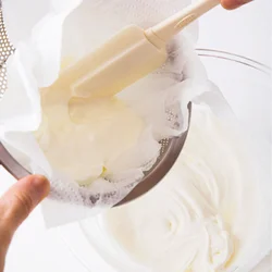 軽く水きりしたヨーグルトをホイップクリームと混ぜるだけ。