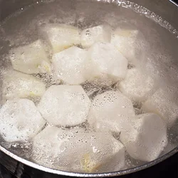 里いもは下ゆですることで塩もみしなくてもぬめりや汚れが取れ、短い時間で煮汁がしみこみやすくなる。