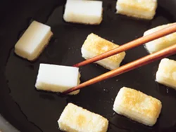 炒めるときにくっつかないように、間隔をあけて焼く。