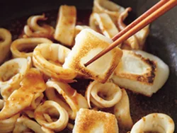 いかに火が通ったところに、焼いたもちを加える。最初に焼いてあるので、くっつかず、炒めやすい。