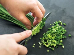 にらはできるだけ薄く切り、調味液となじませる。