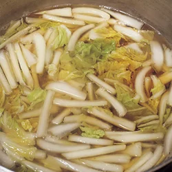 白菜の軸と葉の切り方を変えれば、さっと煮るだけで同じように火が通り、2種の食感も楽しめる。