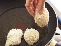 揚げ焼きの油は、大さじ2でOK。こんがりと焼き、中まで火を通す。