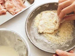 パン粉は目の細かいものを使い、揚げ焼きのときの吸油を最小限にする。