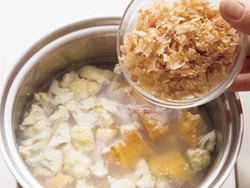 煮る際に削りがつおを加えて、うまみを出す。そのまま具として食べられる。