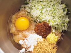 たねにたっぷりのねぎやみそなどを入れて味をつけておく。