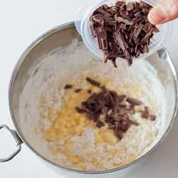 粉が半分くらいしか混ざっていない状態でチョコレートを加えると生地にまんべんなく混ざる。