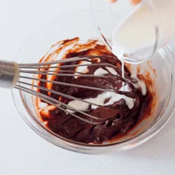 チョコレートと生クリームはそれぞれ温かい状態で混ぜ合わせることで、乳化しやすくなり、口溶けがよくなる。
