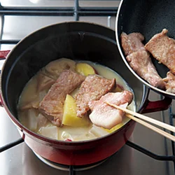 豚肉にまぶした粉が自然なとろみに