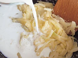 小麦粉を加えたら、よく炒めてから煮汁を注ぐ。