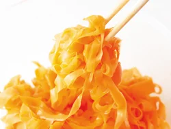 リボン状に削ると味がよくなじむ！