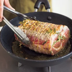 豚肉の表面に焼き色をつけて、旨味を閉じ込める。すでにたこ糸で縛られている肉を買うと便利。
