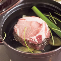 にんにく、しょうが、ねぎの青い部分などを入れ、くさみをとりながら肉をゆでる。