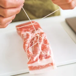 たこ糸で縛られている肉を買うか、写真のように輪を作っては繰り返くぐらせ、肉を縛る。