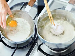 渦巻きを作ってから中央にそっと入れ、白身が広がってきたら寄せる。