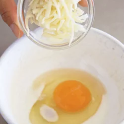 ピザ用チーズを入れるとふんわり仕上がる。卵液は混ぜ過ぎないほうがよい。